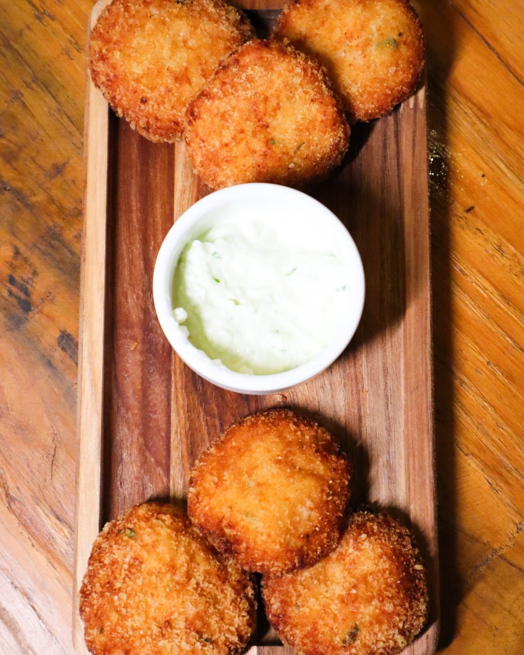 Bolinhos de entrada com molho verde do Nossa Carne