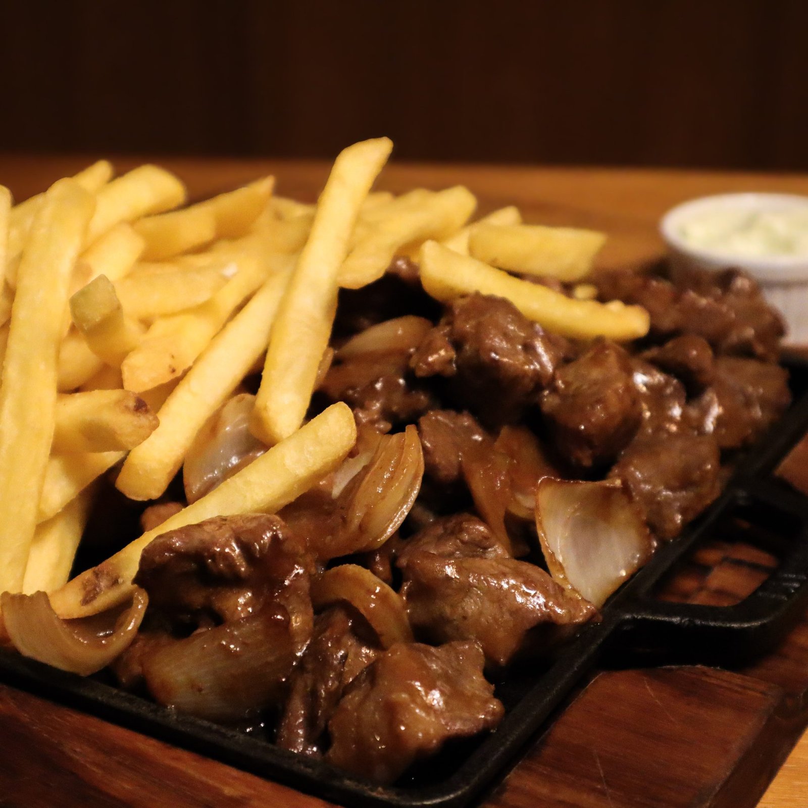 Porção de carne picada na chapa com batata frita do Nossa Carne